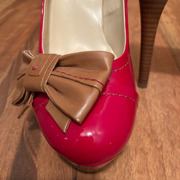 GUESS Bow Heels - Picture 2 of 3